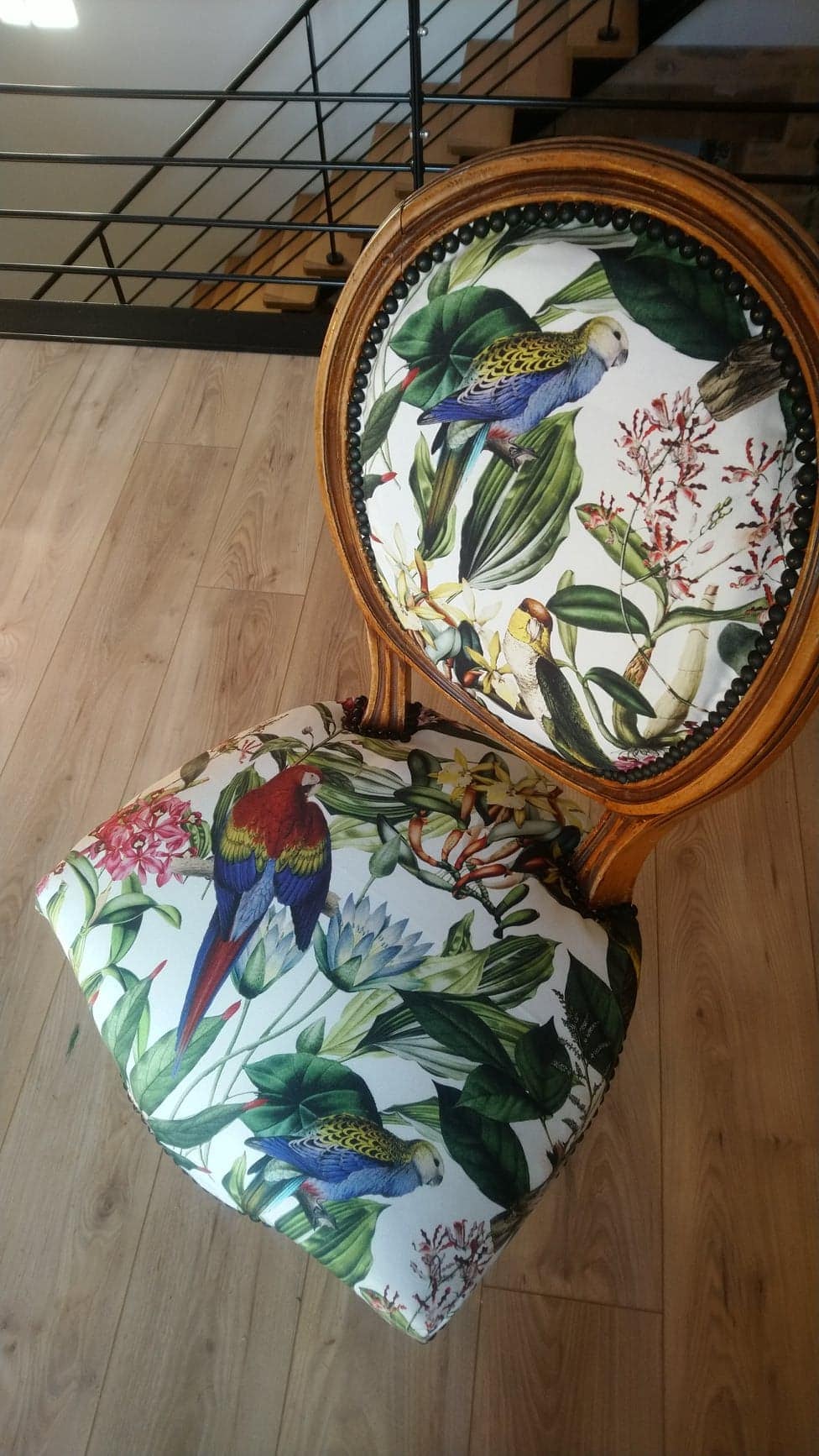chaise louis XVI retapissée tissus confortable bois et jungle