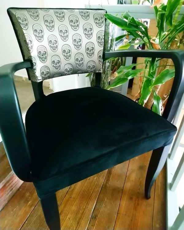 chaise bridge noir rock squelette moelleuse