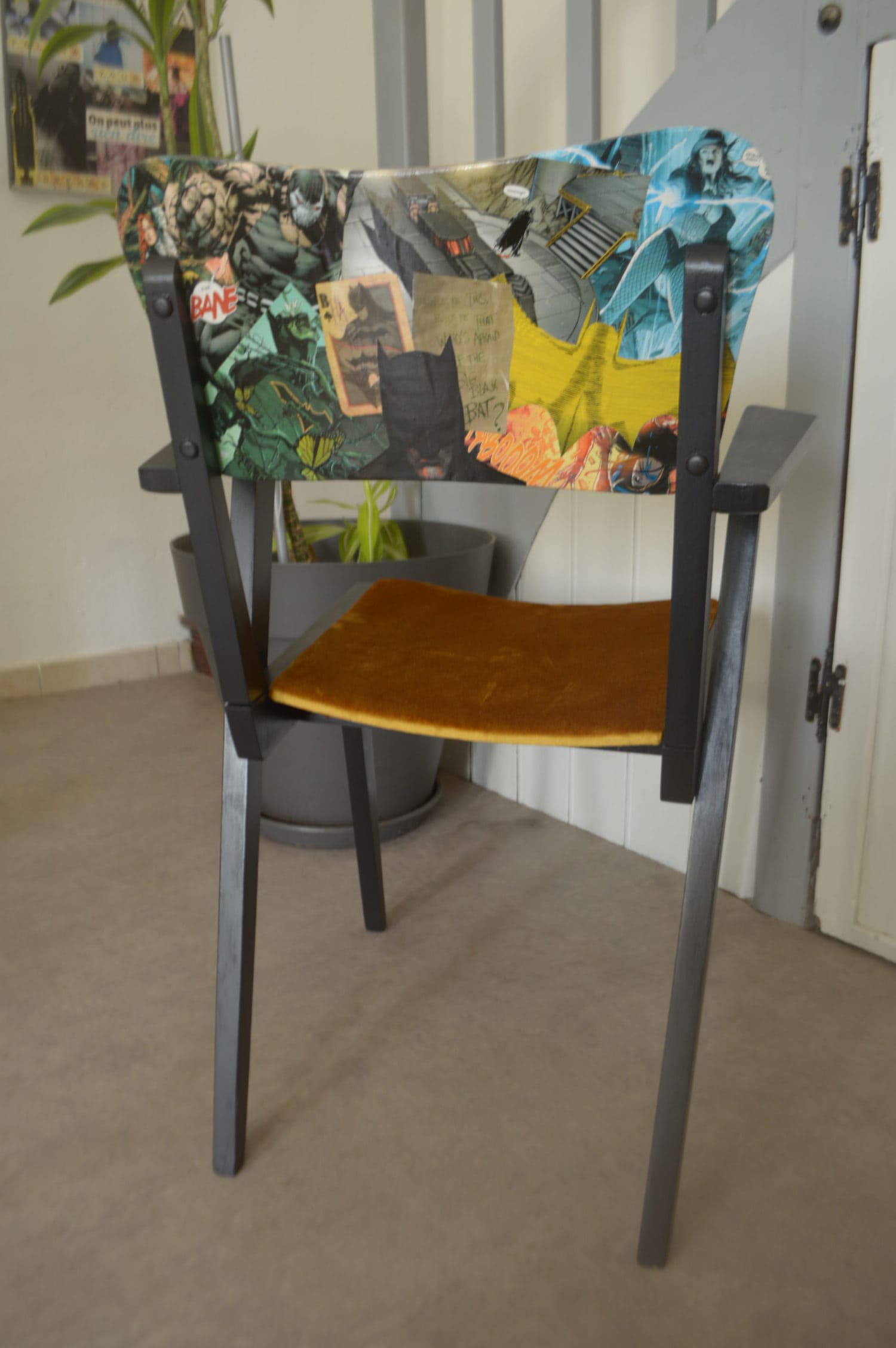 dossier chaise retapée colorée noir couleurs