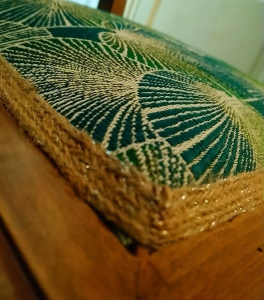 gros plan mobilier chaise tissu vert feuille galon doré jute