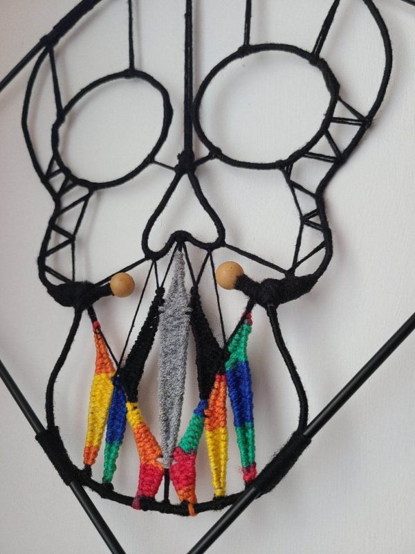 détail tête de mort artisanal laine fer couleur noir fait main